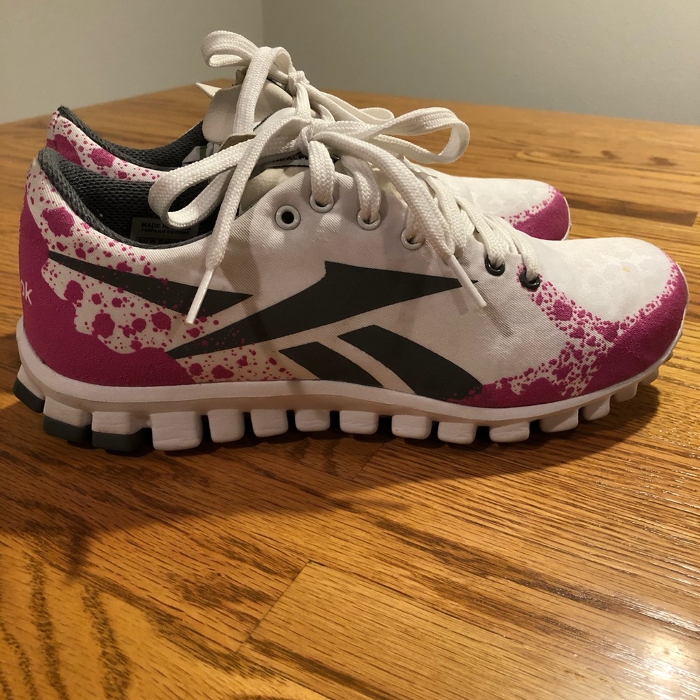 Women’s Reebok Realflex white and pink, size 6.5